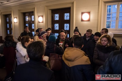 Kolejki obcokrajowc&oacute;w przed urzędem wojew&oacute;dzkim [ZDJĘCIA]