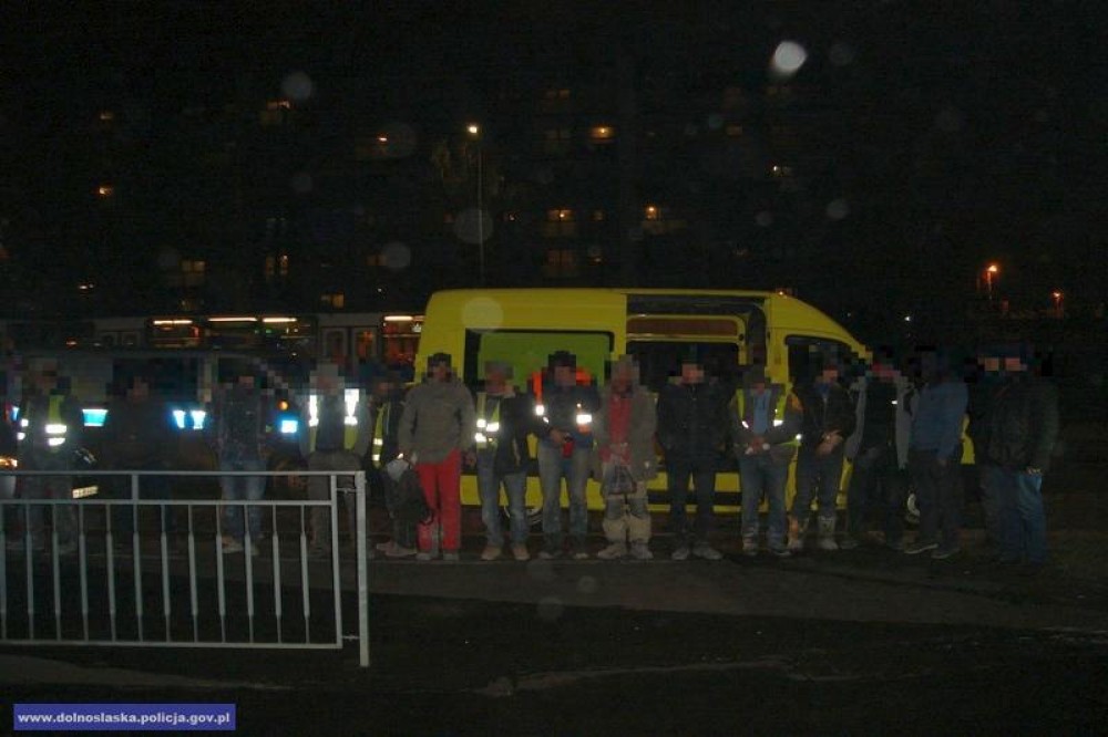  21 pasażer&oacute;w w samochodzie z zarejestrowanymi 3 miejscami