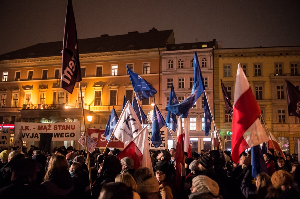 Kilkaset os&oacute;b na manifestacji KOD w centrum Wrocławia (ZDJĘCIA)