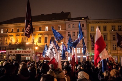 Kilkaset osób na manifestacji KOD w centrum Wrocławia (ZDJĘCIA) - 0