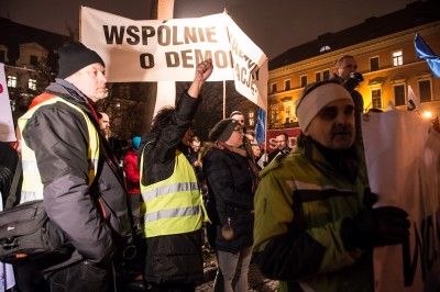 Kilkaset osób na manifestacji KOD w centrum Wrocławia (ZDJĘCIA) - 7