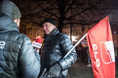 Kilkaset osób na manifestacji KOD w centrum Wrocławia (ZDJĘCIA) - 11