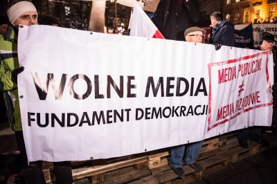 Kilkaset osób na manifestacji KOD w centrum Wrocławia (ZDJĘCIA) - 1
