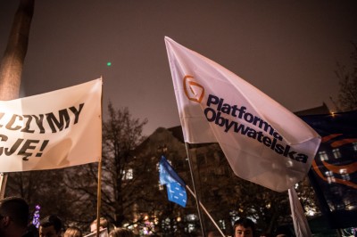 Kilkaset osób na manifestacji KOD w centrum Wrocławia (ZDJĘCIA) - 4