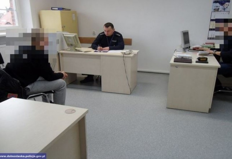 Zaatakował obcokrajowca – został zatrzymany przez policjantów i doprowadzony do prokuratury - fot. dolnoslaskapolicja.gov.pl