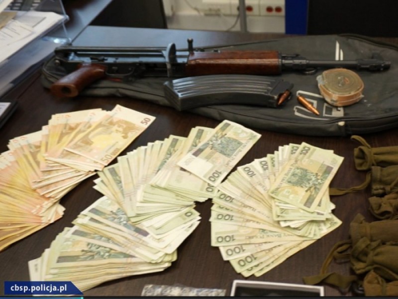 Setki pistoletów i amunicji zatrzymanej przez Centralne Biuro Śledcze (ZDJĘCIA) - zdjęcia: CBŚP