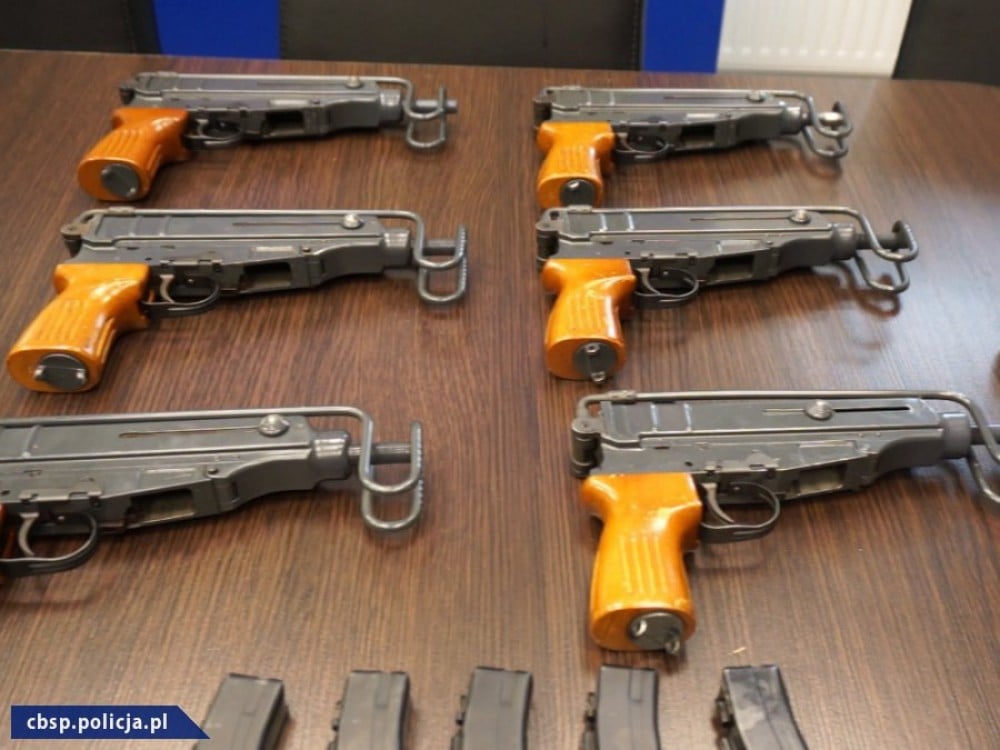 Setki pistolet&oacute;w i amunicji zatrzymanej przez Centralne Biuro Śledcze (ZDJĘCIA)