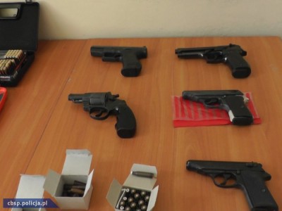 Setki pistoletów i amunicji zatrzymanej przez Centralne Biuro Śledcze (ZDJĘCIA) - 7