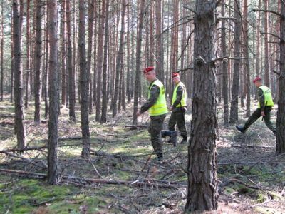 Czołgiści przeczesują lasy w poszukiwaniu grzybiarzy (Fotoreportaż)