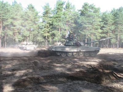 Czołgiści przeczesują lasy w poszukiwaniu grzybiarzy (Fotoreportaż) - 12