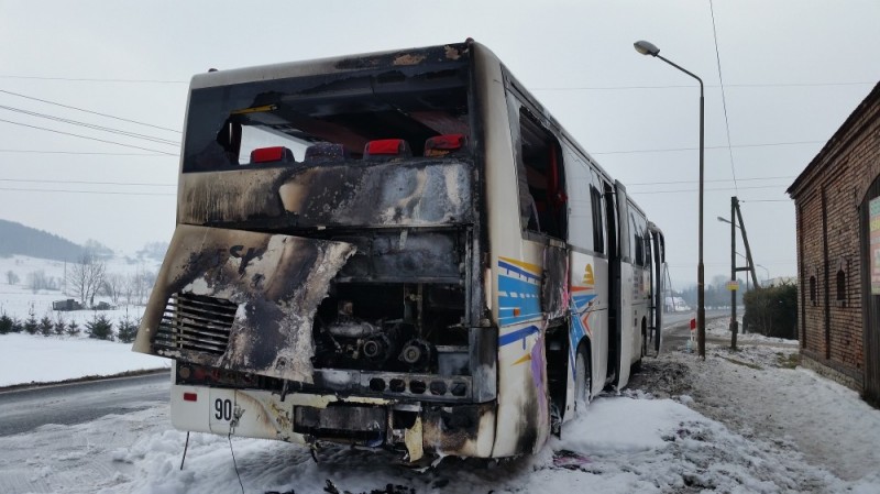 DK 5: Płonął autobus z narciarzami. Nikt nie ucierpiał  - 