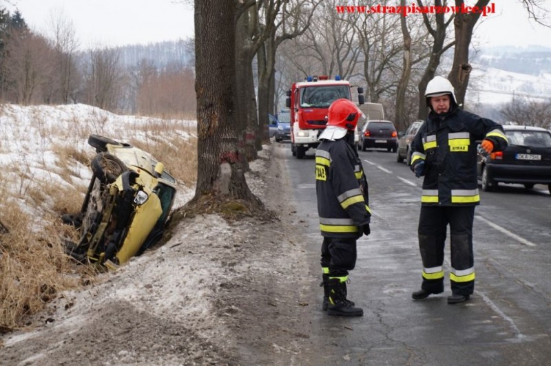 Jedna osoba ranna po wypadku na drodze 367 do Kamiennej Góry (ZDJĘCIA) - Fot: osp pisarzowice
