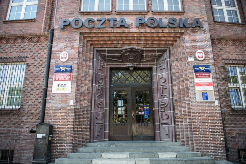 4 osoby zatrzymane ws. kradzieży znaczków z Muzeum Poczty Polskiej we Wrocławiu - 