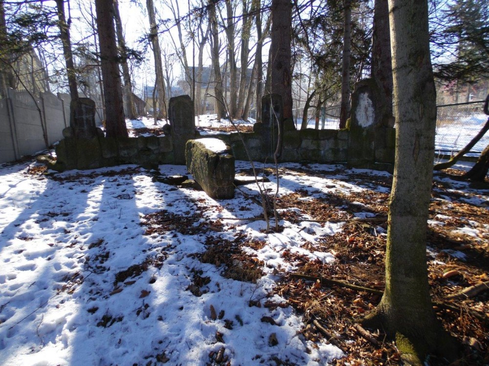 Kto usunie swastyki z pomnika ofiar I wojny światowej w Karpaczu?