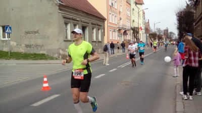 Miał dwa lata, wyrobił się w siedem miesięcy. Policjant z Legnicy zdobywcą "Korony Maraton&oacute;w"