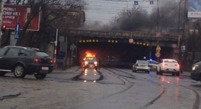 Wrocław: Pożar auta pod wiaduktem na Pułaskiego - fot. Magdalena Pola Olejnik