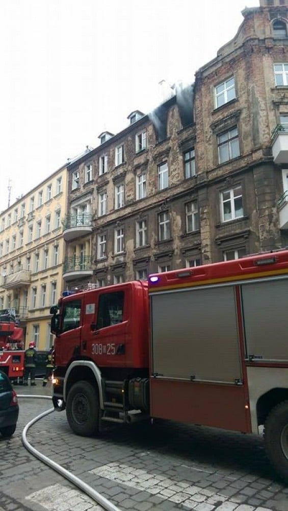 Wrocław: Pożar na ul. Daszyńskiego. 10 os&oacute;b ewakuowano [ZDJĘCIA]