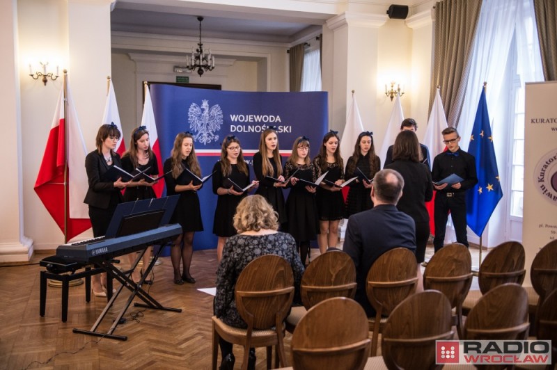 Najzdolniejsi uczniowie z Dolnego Śląska nagrodzeni stypendiami ministerstwa edukacji – fot. Andrzej Owczarek