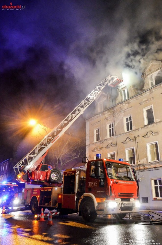 9 zastęp&oacute;w straży pożarnej gasiło pożar na Psim Polu [ZDJĘCIA]