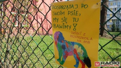 "Zakaz robienia kup": Dzieci proszą właścicieli by sprzątali po swoich pupilach [GALERIA]