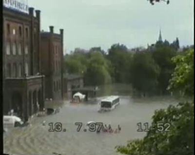 "W fontannie przed Świebodzkim pływały duże ryby" (Posłuchaj) - Powódź '97. Akcja ratunkowa pod Dworcem Nadodrze (Kadr z wideo z YouTube)