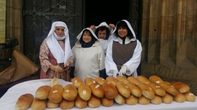 W Legnicy rozdali 150 bochenk&oacute;w chleba, śledzie i... monety