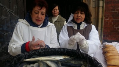 W Legnicy rozdali 150 bochenków chleba, śledzie i... monety - 0