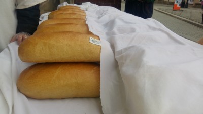 W Legnicy rozdali 150 bochenków chleba, śledzie i... monety - 5