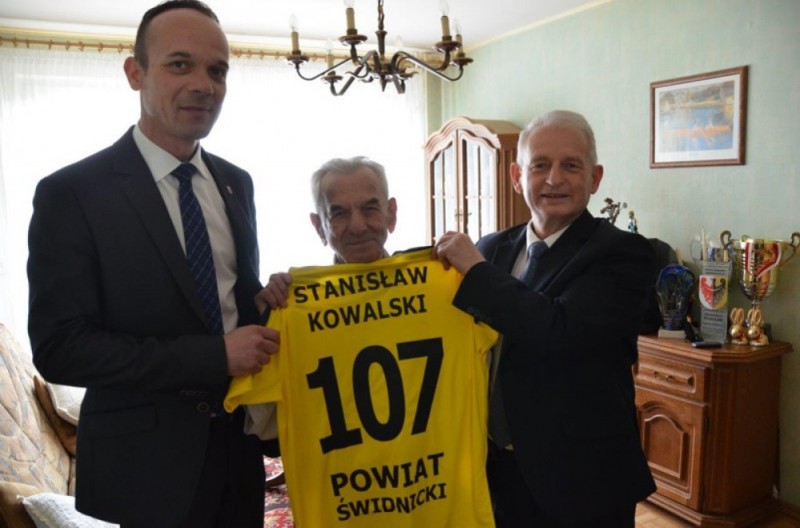 Najstarszy polski lekkoatleta zdmuchnął 107 świeczek na torcie - fot. Starostwo Powiatowe w Świdnicy