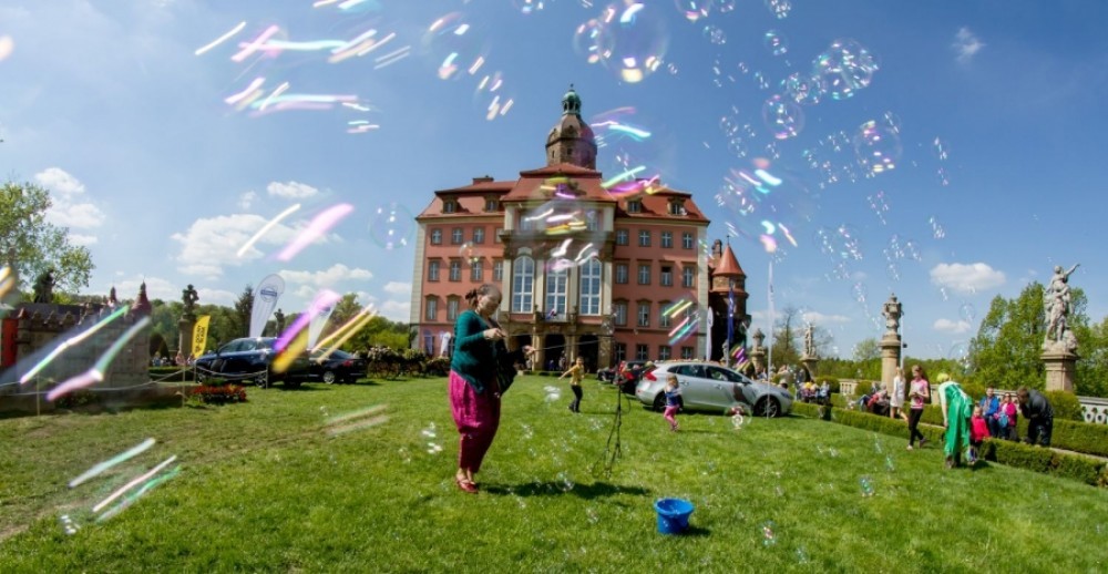 Książ zasypany kwiatami. Rozpoczął się Festiwal Kwiat&oacute;w i Sztuki [ZDJĘCIA]