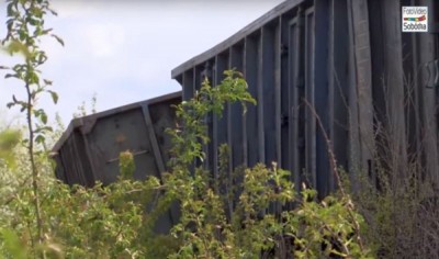 Sob&oacute;tka: Wykoleił się pociąg, osiem wagon&oacute;w wypadlo z szyn [WIDEO]