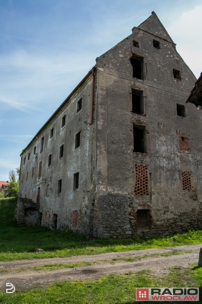 Piotrowice Świdnickie: Renesansowy zamek z fosą i samolot na strychu