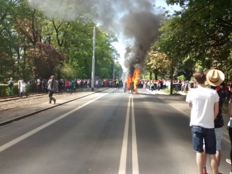 Pożar podczas pochodu juwenaliowego. Siedem osób poszkodowanych – fot. Tomasz Waligóra
