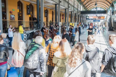 Muzyczna niespodzianka na Dworcu Głównym we Wrocławiu [FOTO] - 11