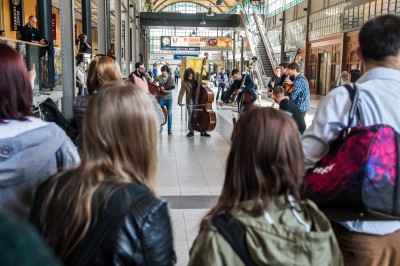 Muzyczna niespodzianka na Dworcu Głównym we Wrocławiu [FOTO] - 12