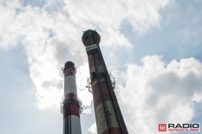 Rozbi&oacute;rka 120-metrowego komina elektrociepłowni we Wrocławiu [FOTO]