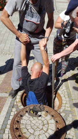 O ptaszku w potrzasku. Czyli o tym jak w Jeleniej Górze ratowano gołębia [ZDJĘCIA] - 5