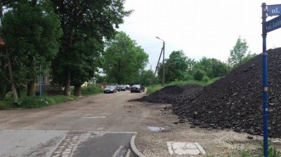 Hałda asfaltu pod oknami mieszkańc&oacute;w wrocławskiego Ołtaszyna