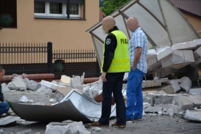 Wysadzili w powietrze bankomat tuż obok komendy policji [ZDJĘCIA] - 0