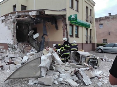 Wysadzili w powietrze bankomat tuż obok komendy policji [ZDJĘCIA] - 2