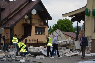 Wysadzili w powietrze bankomat tuż obok komendy policji [ZDJĘCIA] - 3