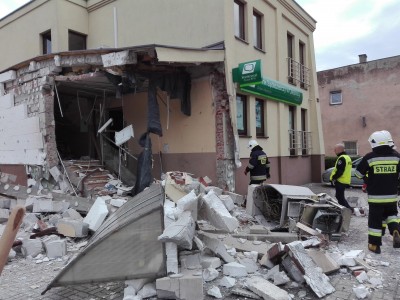 Wysadzili w powietrze bankomat tuż obok komendy policji [ZDJĘCIA] - 4