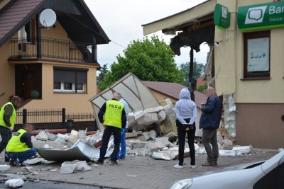 Wysadzili w powietrze bankomat tuż obok komendy policji [ZDJĘCIA] - 6