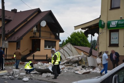 Wysadzili w powietrze bankomat tuż obok komendy policji [ZDJĘCIA] - 8