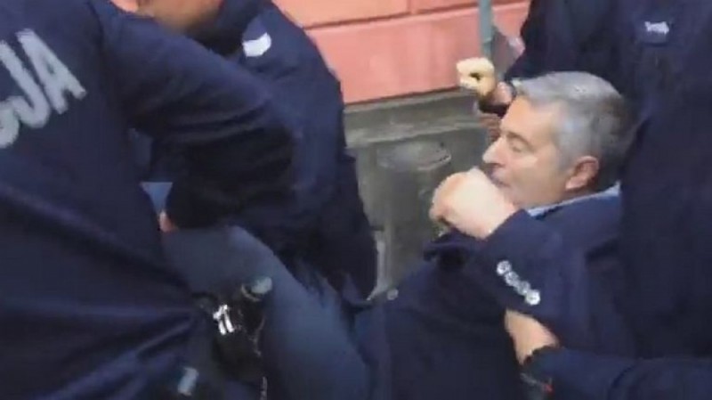 Frasyniuk wyniesiony przez policję z demonstracji na Krakowskim Przedmieściu - Fot: TT