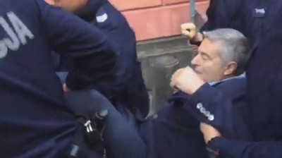 Frasyniuk wyniesiony przez policję z demonstracji na Krakowskim Przedmieściu