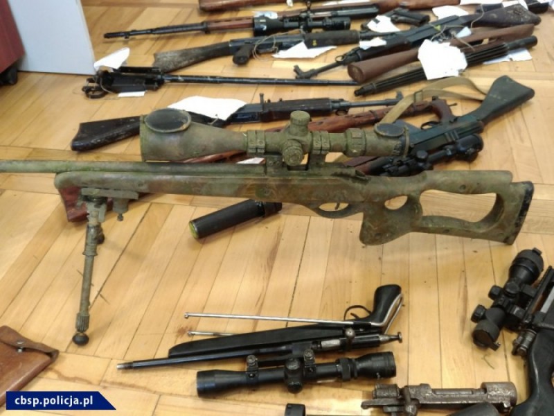 Handlarze bronią zatrzymani. W łupie m.in. karabiny maszynowe - fot. cbsp.policja.pl
