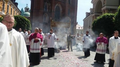 Kilka tysięcy osób przeszło w procesji Bożego Ciała we Wrocławiu [FOTO] - 0