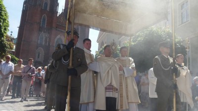 Kilka tysięcy osób przeszło w procesji Bożego Ciała we Wrocławiu [FOTO] - 9