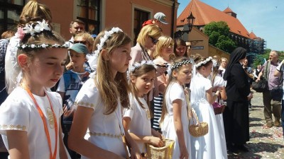 Kilka tysięcy osób przeszło w procesji Bożego Ciała we Wrocławiu [FOTO] - 10